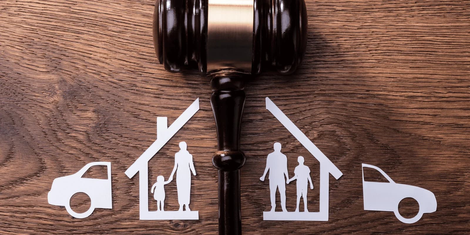 Mãos adultas segurando as mãos de uma criança, simbolizando a proteção e união familiar no Direito de Família