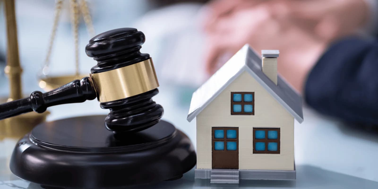 Planta de casa, chaves e documentos, representando transações imobiliárias e direito de propriedade